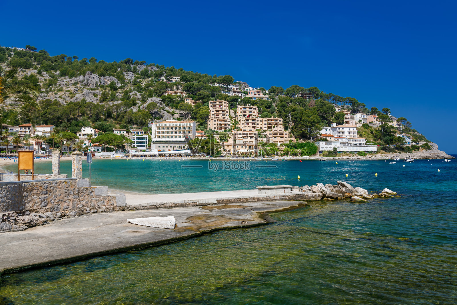 马略卡岛索勒港惬意的海滨长廊风景如画照片摄影图片