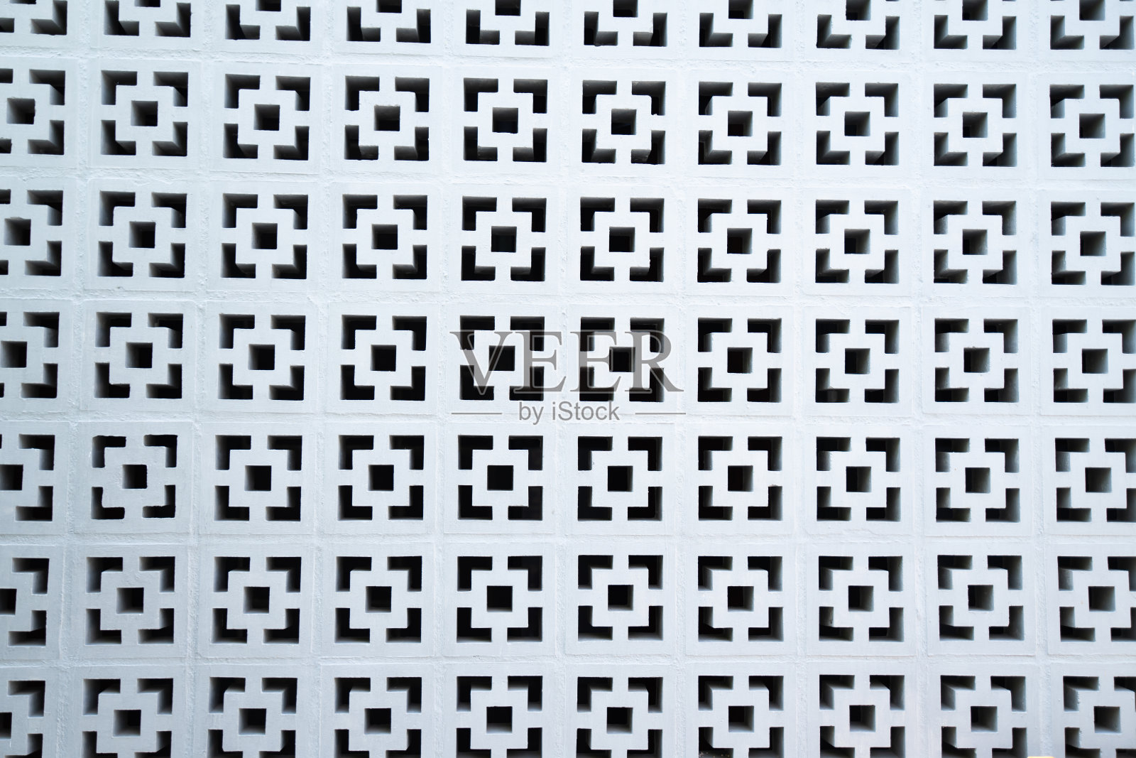 白色的墙壁上装饰着方形的凹槽，形成了一种图案照片摄影图片