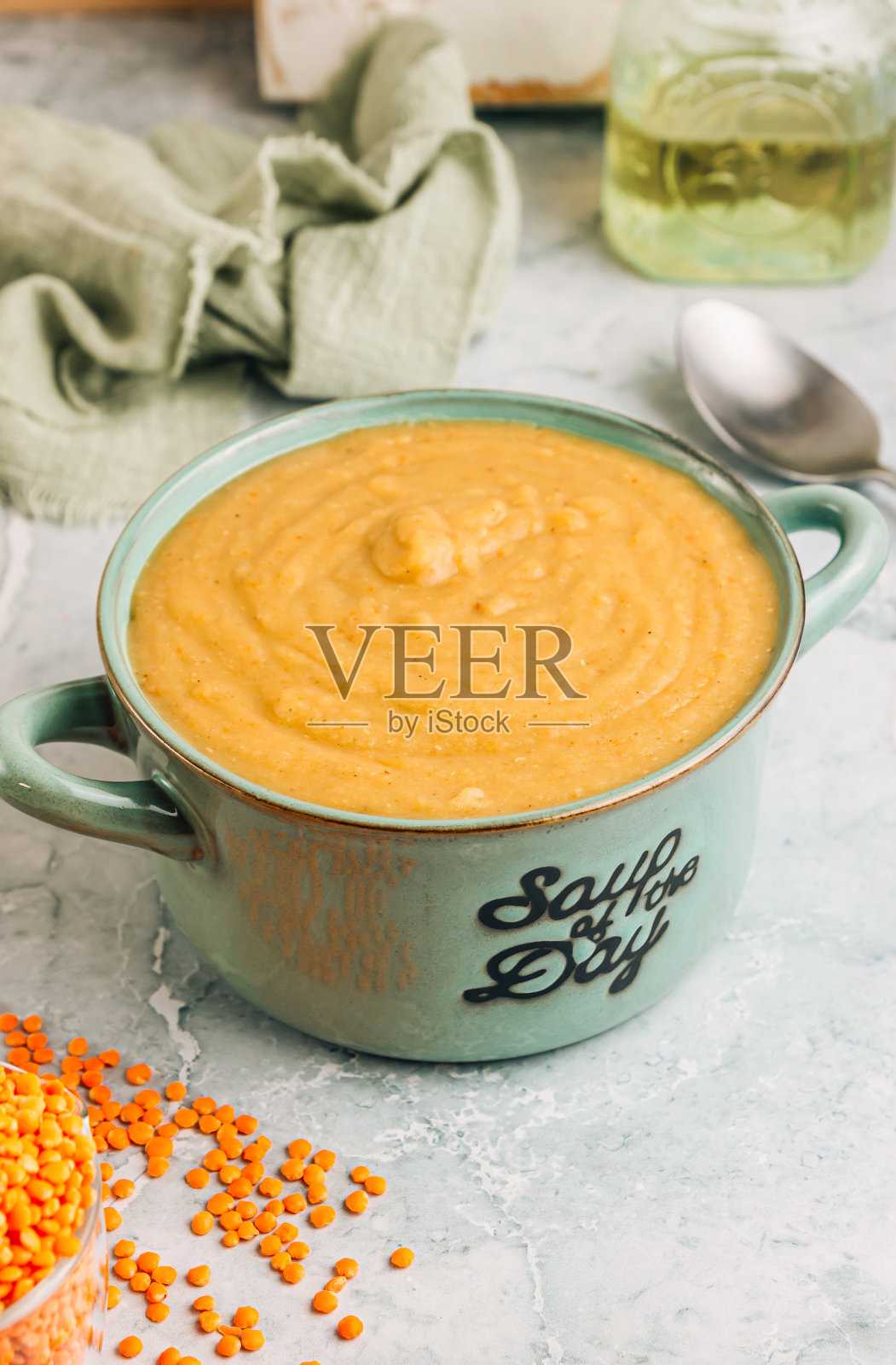 传统的土耳其或阿拉伯红扁豆汤照片摄影图片