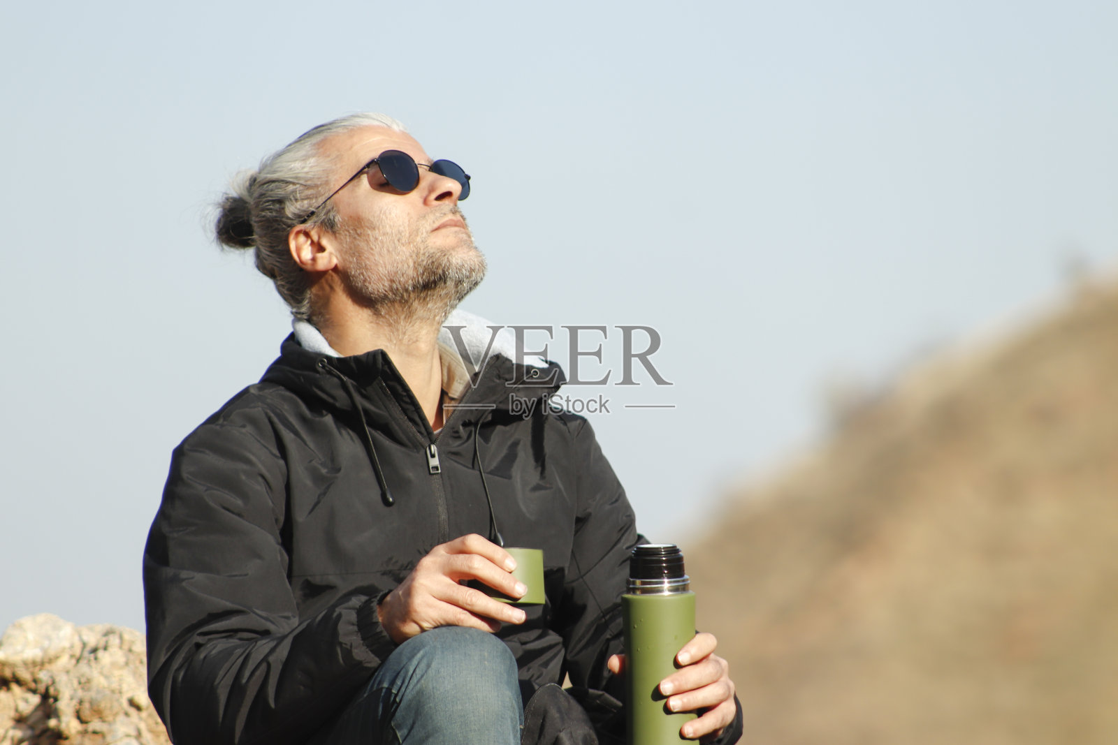 人们在山腰上行走、攀登、坐着、休息照片摄影图片