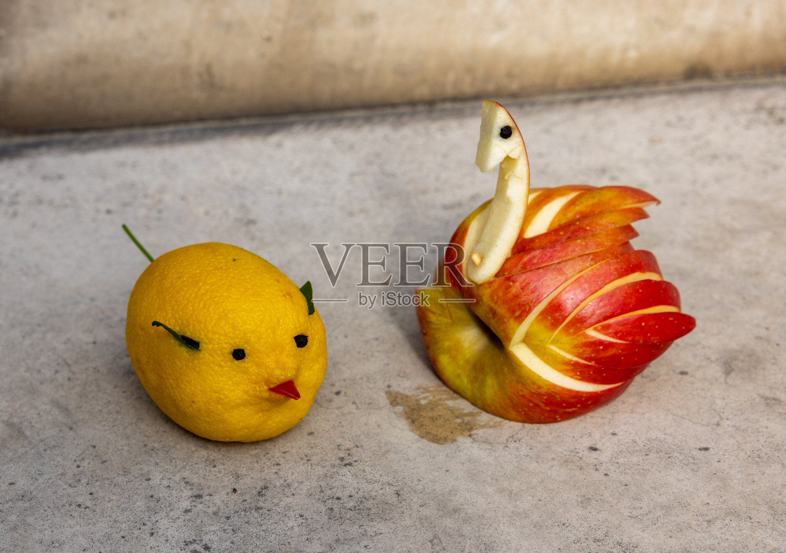 用水果做成的动物形状的装饰品照片摄影图片