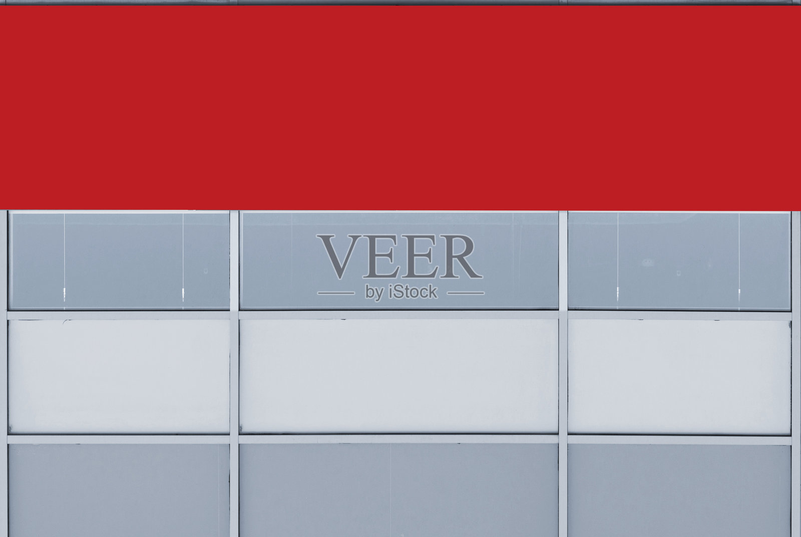 有红色招牌的商业大楼照片摄影图片