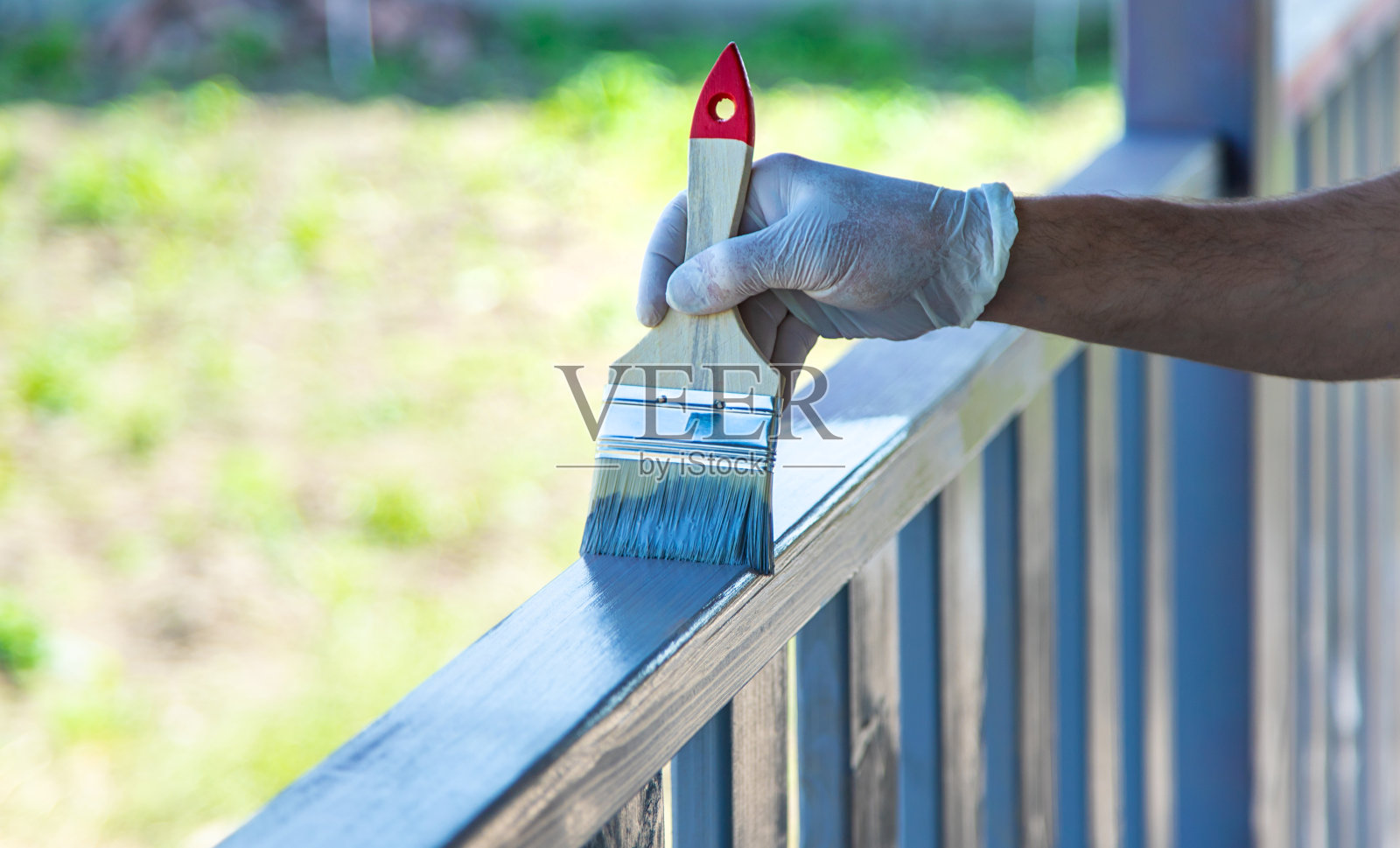 用灰色的刷子在木板上作画。有选择性的重点。照片摄影图片