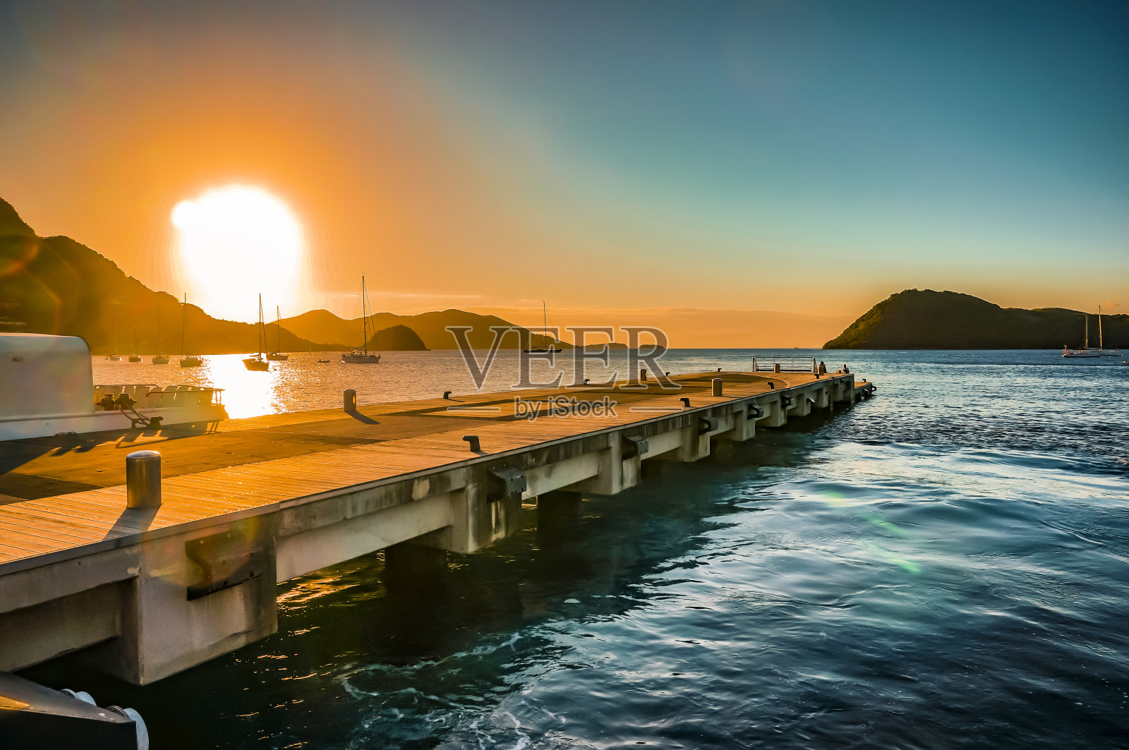 从法国西印度群岛瓜德罗普岛圣岛的Terre-de-Haut浮筒上观看，可以看到Terre-de-Bas照片摄影图片