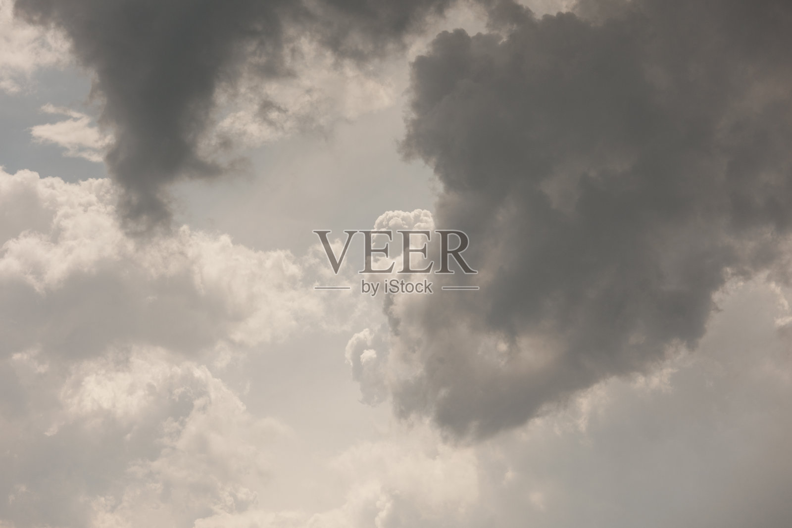 白色的风暴云在天空背景的自然。天气和气候条件，生态照片摄影图片