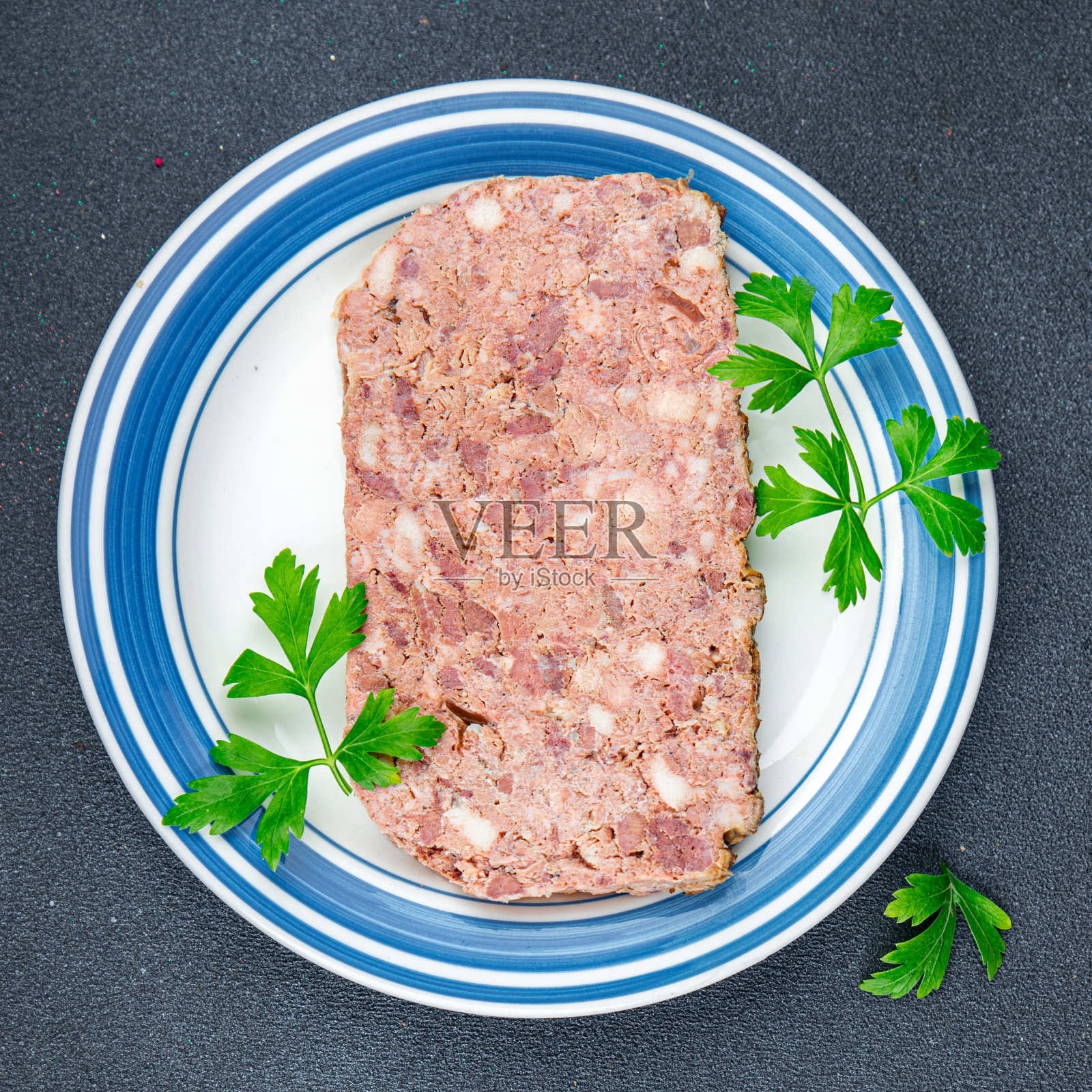 Terrine pate香槟传统猪肉牛肉肉类新鲜美味食用烹饪开胃菜餐食品小吃在桌子上复制空间照片摄影图片