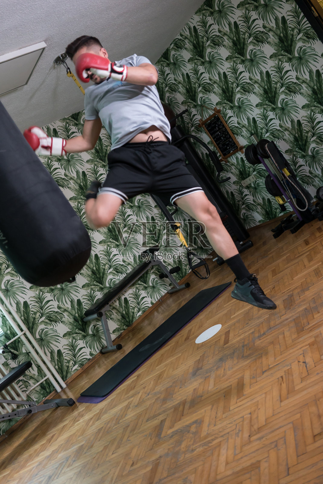 拳师正在训练将沙袋和踢袋竖拍照片摄影图片