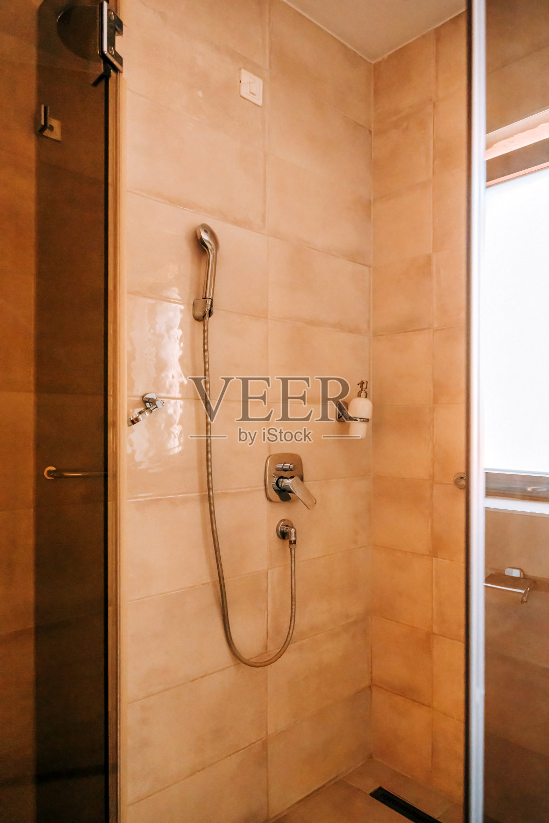 浴室淋浴舱与玻璃面板，垂直图像照片摄影图片