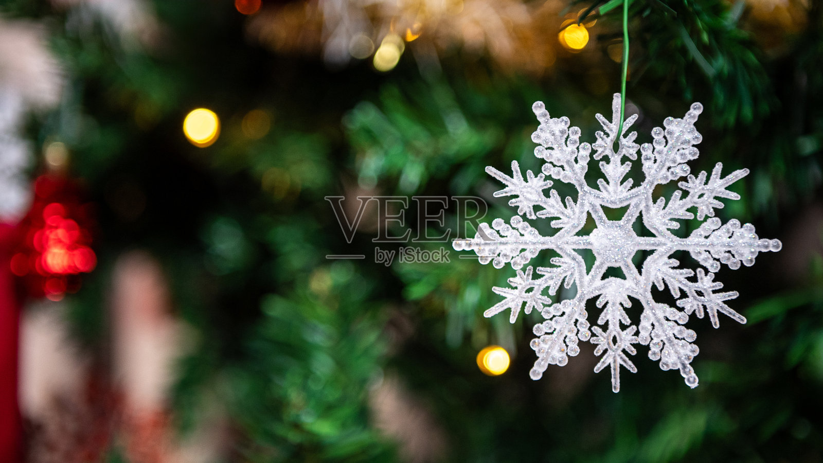 用圣诞雪花装饰的圣诞树树枝上有空白的复制空间照片摄影图片