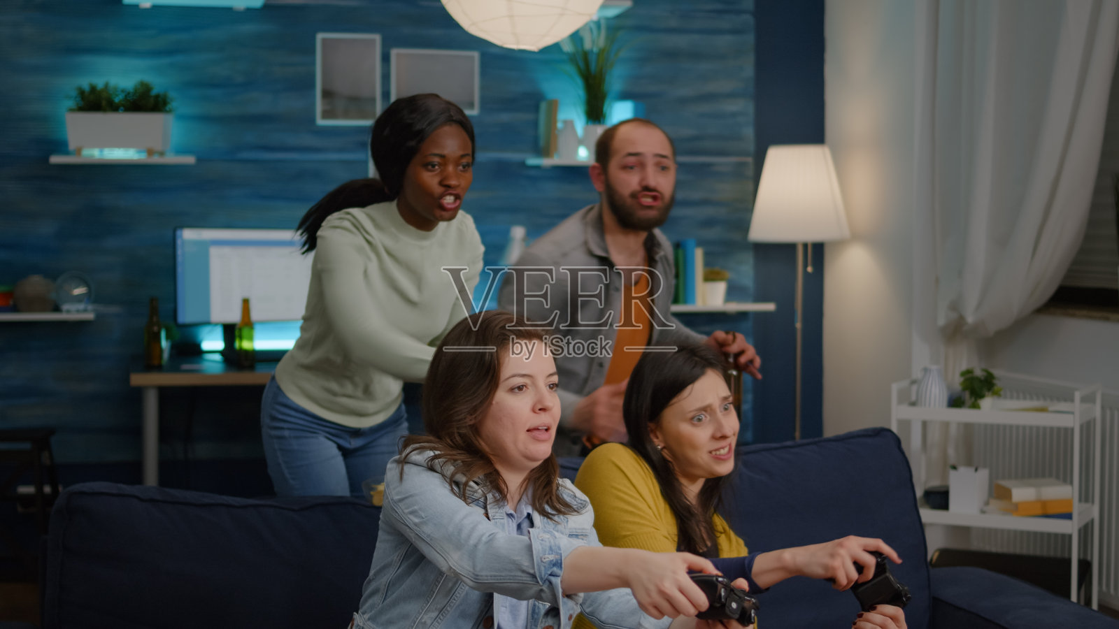 非裔美国女性和男性玩在线电子游戏照片摄影图片