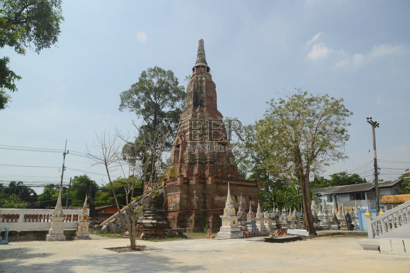 主佛塔位于湄南寺礼拜堂后面。它看起来像一座加了一个大角的宝塔。底座是方形的，每边长15米，高24米。照片摄影图片