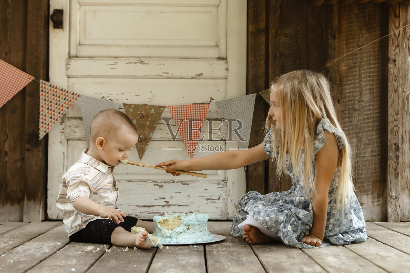 小女孩给宝宝喂生日蛋糕照片摄影图片