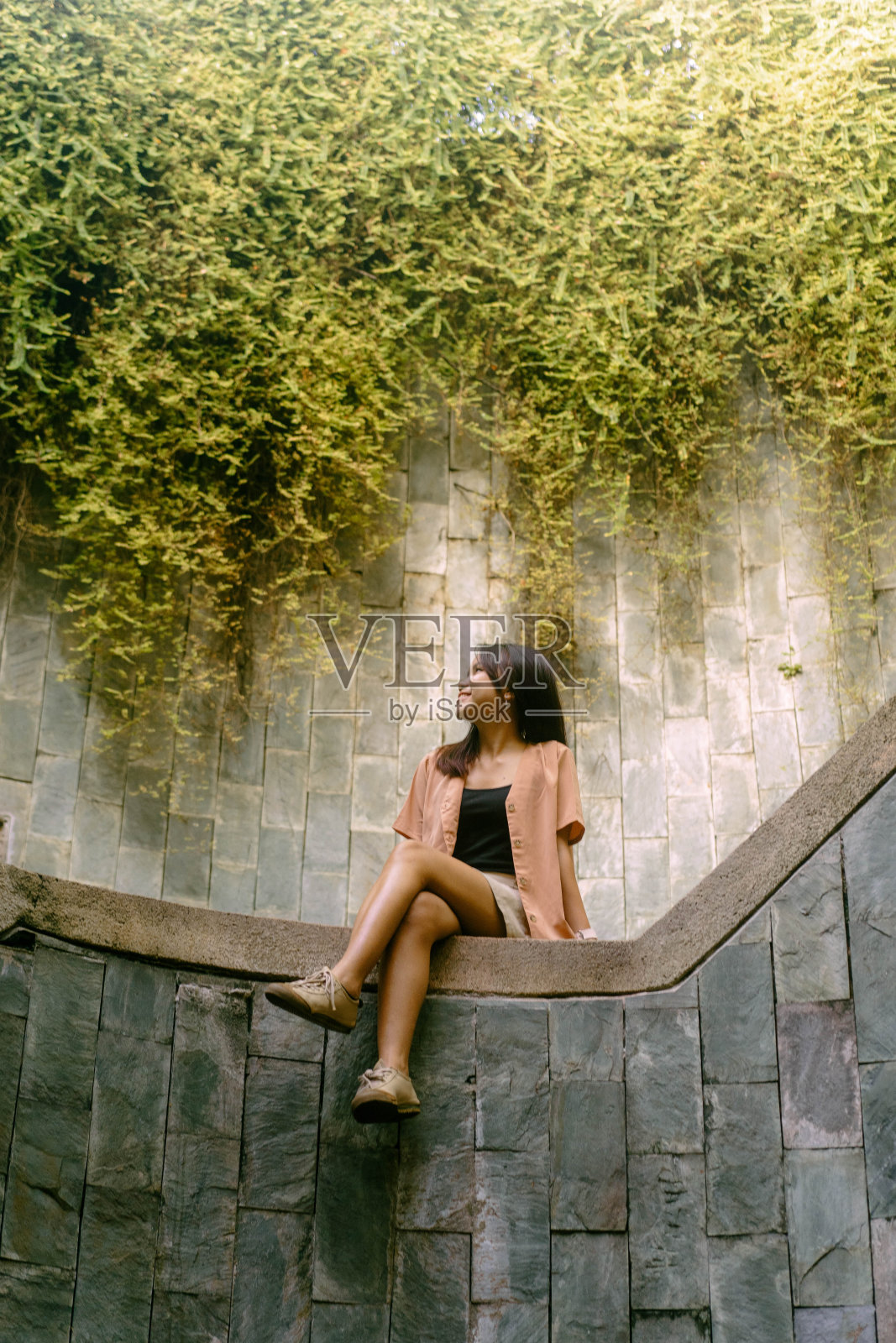 亚洲游客女孩在著名的康宁堡公园楼梯拍照点照片摄影图片