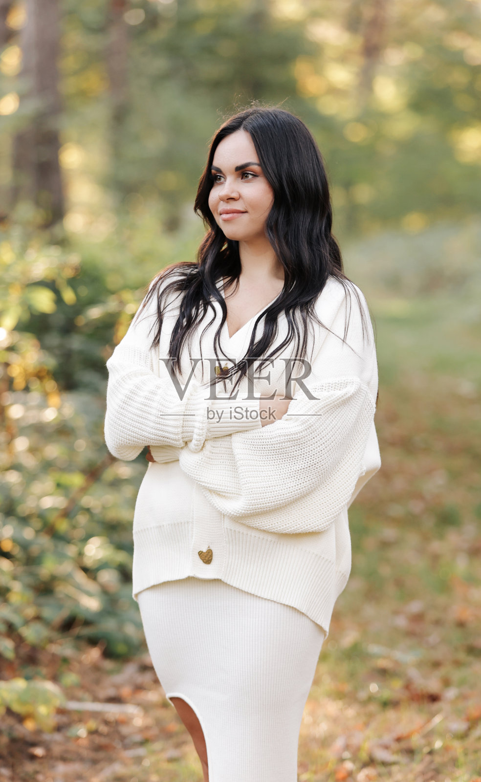 迷人的微笑的白人黑发女人的肖像。一个快乐和放松的美丽女人的脸，长头发在户外。看起来很快乐，感觉很自由。乌克兰女孩。照片摄影图片