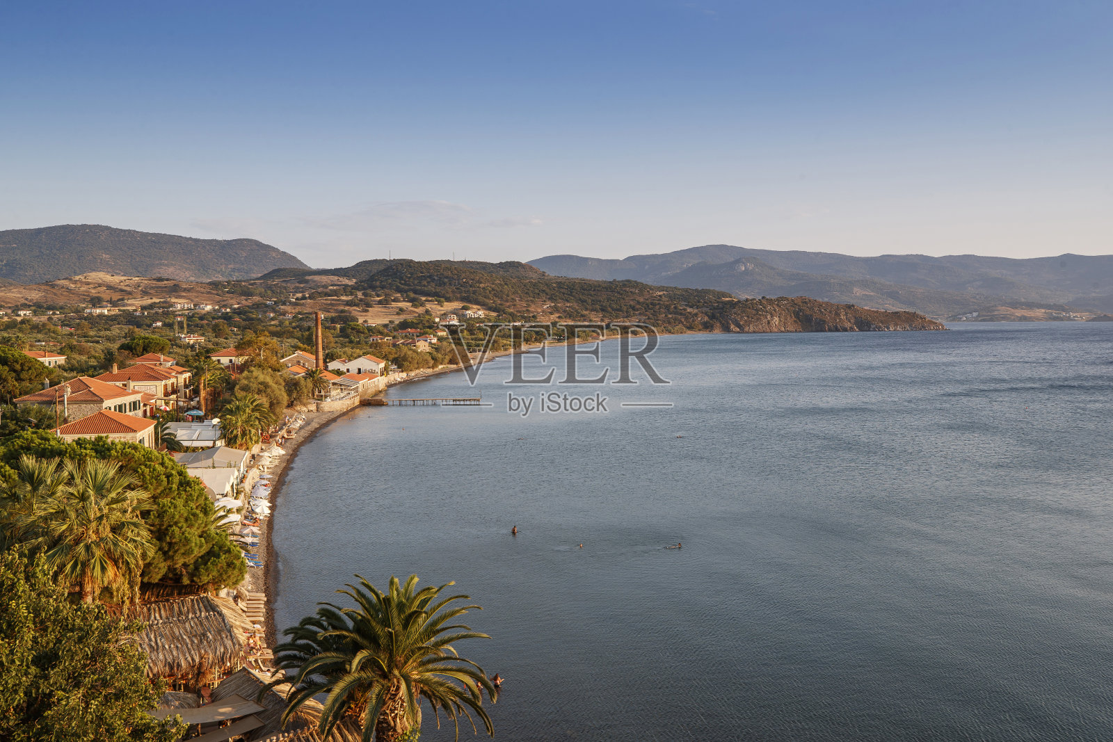 传统的希腊。莱斯沃斯岛，俯瞰莫利沃斯镇(Mithymna)，上面有一座古老的城堡照片摄影图片