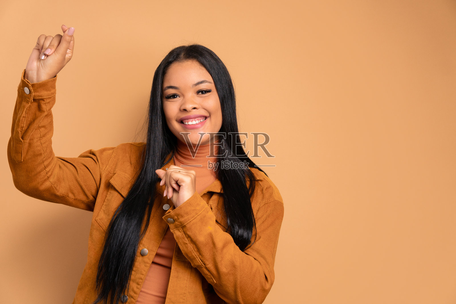 有趣的女人跳舞和庆祝照片摄影图片