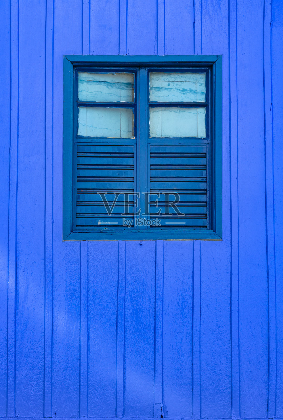 木屋的蓝色窗户被漆成了蓝色照片摄影图片