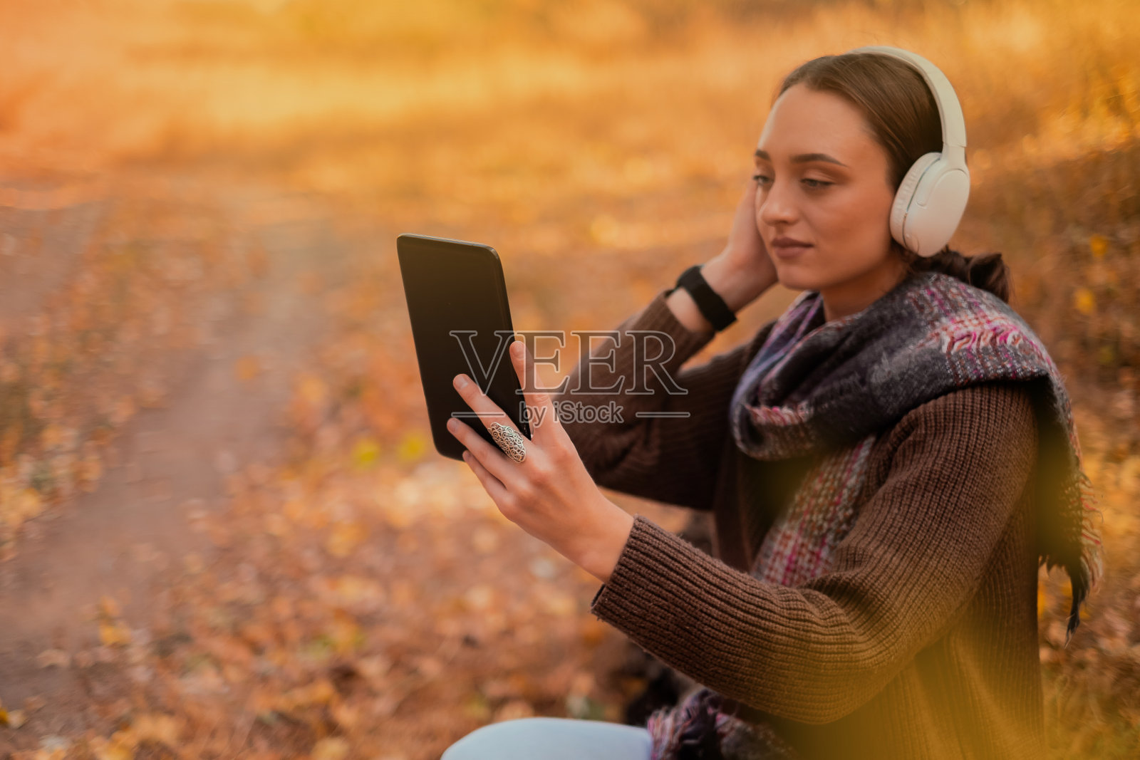 平板电脑，背包和女人在大自然中旅行，在森林里寻找冒险，周末旅行或度假，数字技术，手机里的地图，地图，在手机上给自己拍照照片摄影图片