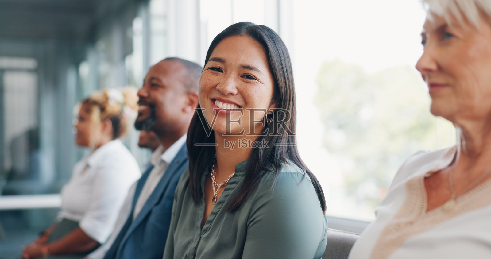 Face，在公司团队建设、业务发展、培训和多元化研讨会上的女性。以共同工作、公司成长和员工微笑为主题的教学、学习和展示照片摄影图片