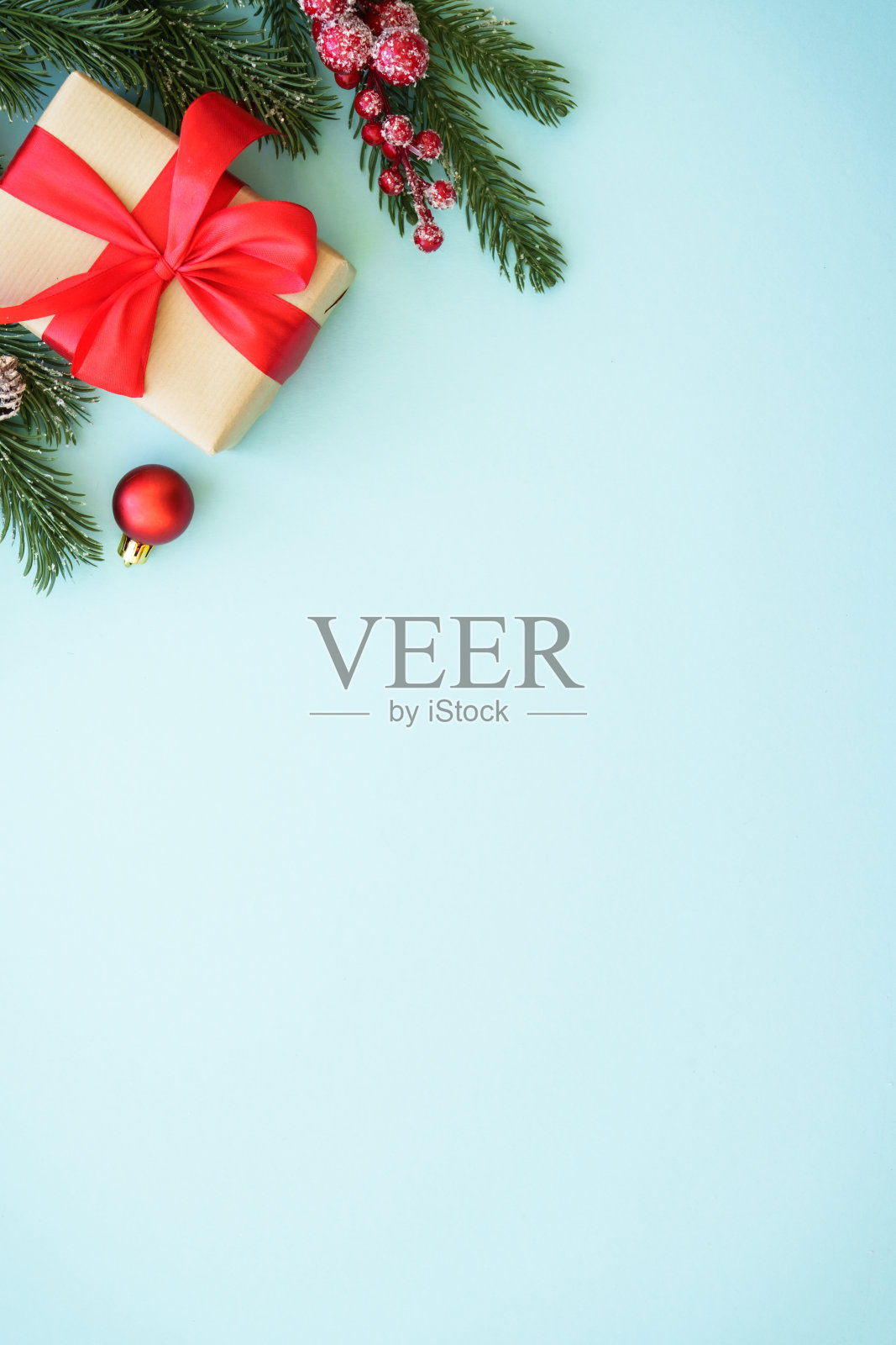 圣诞礼物和装饰与冷杉树在蓝色背景。照片摄影图片