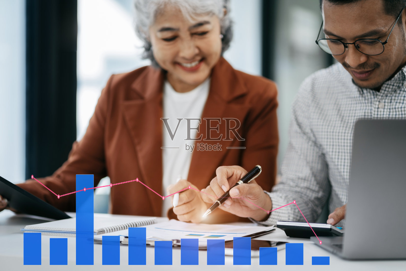 业务团队使用计算器计算数字，统计业务利润增长率上文档图数据。照片摄影图片