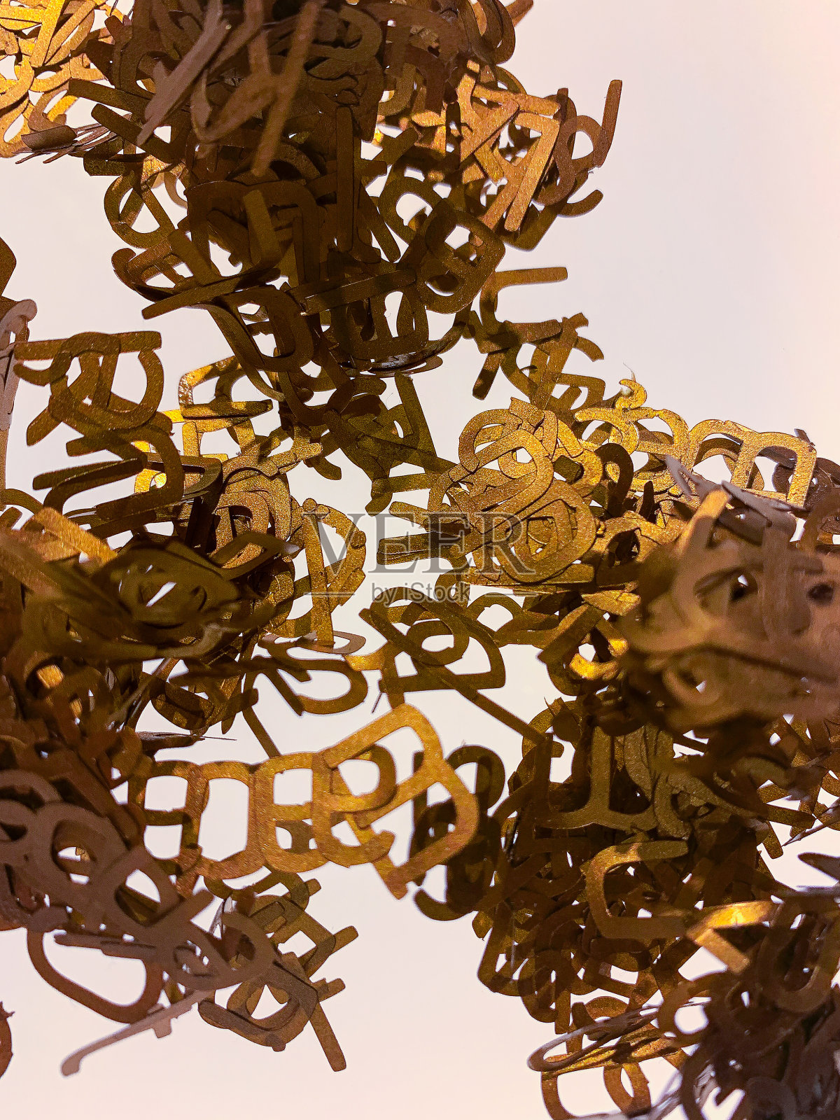 在白色背景上看到许多剪纸字母。照片摄影图片