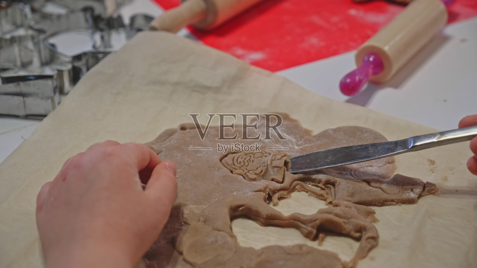 白人小女孩为圣诞节准备自制美味的姜饼饼干照片摄影图片