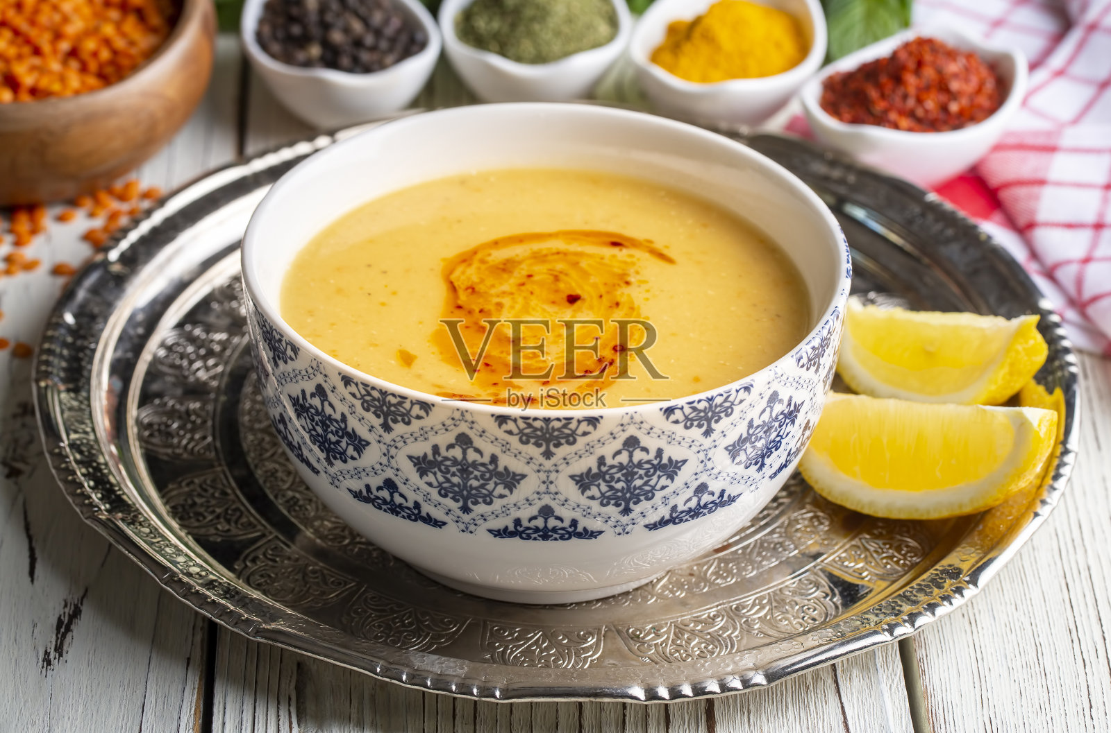 传统美味的土耳其食物;红扁豆汤(土耳其名;Mercimek corbasi)照片摄影图片