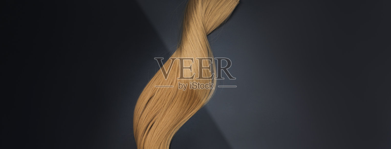 金色闪亮的卷发，黑色背景。美发师概念沙龙设备，美发成套。发型配饰照片摄影图片