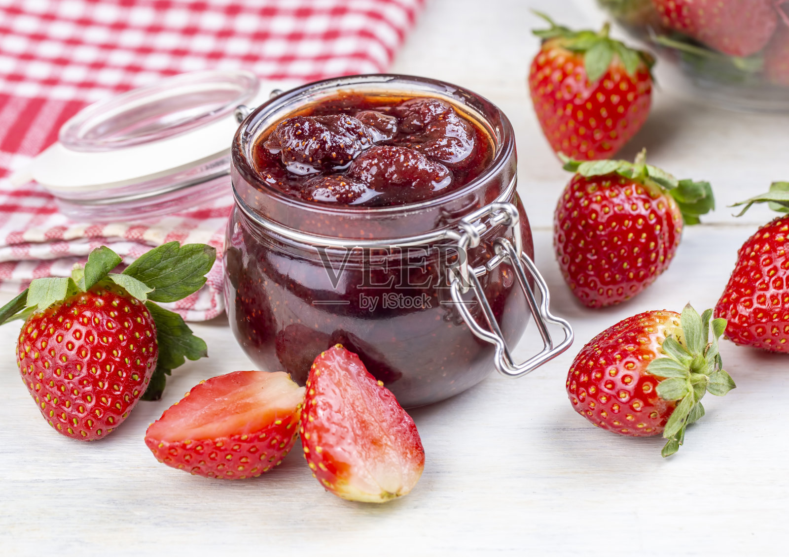 自制的美味草莓酱和草莓放在质朴的木桌上照片摄影图片