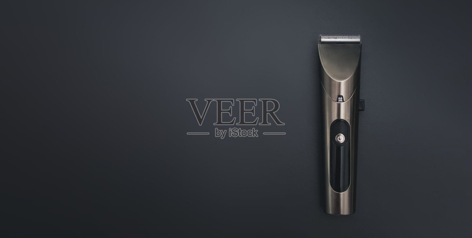 黑色背景的剪发器。美发师沙龙设备概念，优质美发剪。理发配件。男士美容养生理念。照片摄影图片