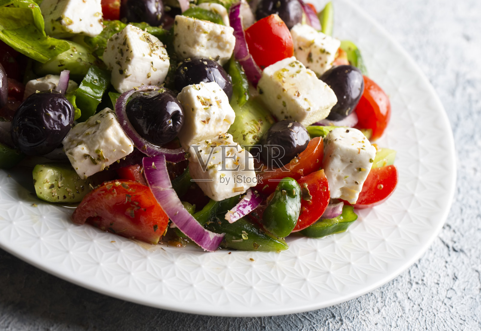 希腊沙拉配新鲜蔬菜，羊乳酪和卡拉马塔橄榄。健康食品。照片摄影图片
