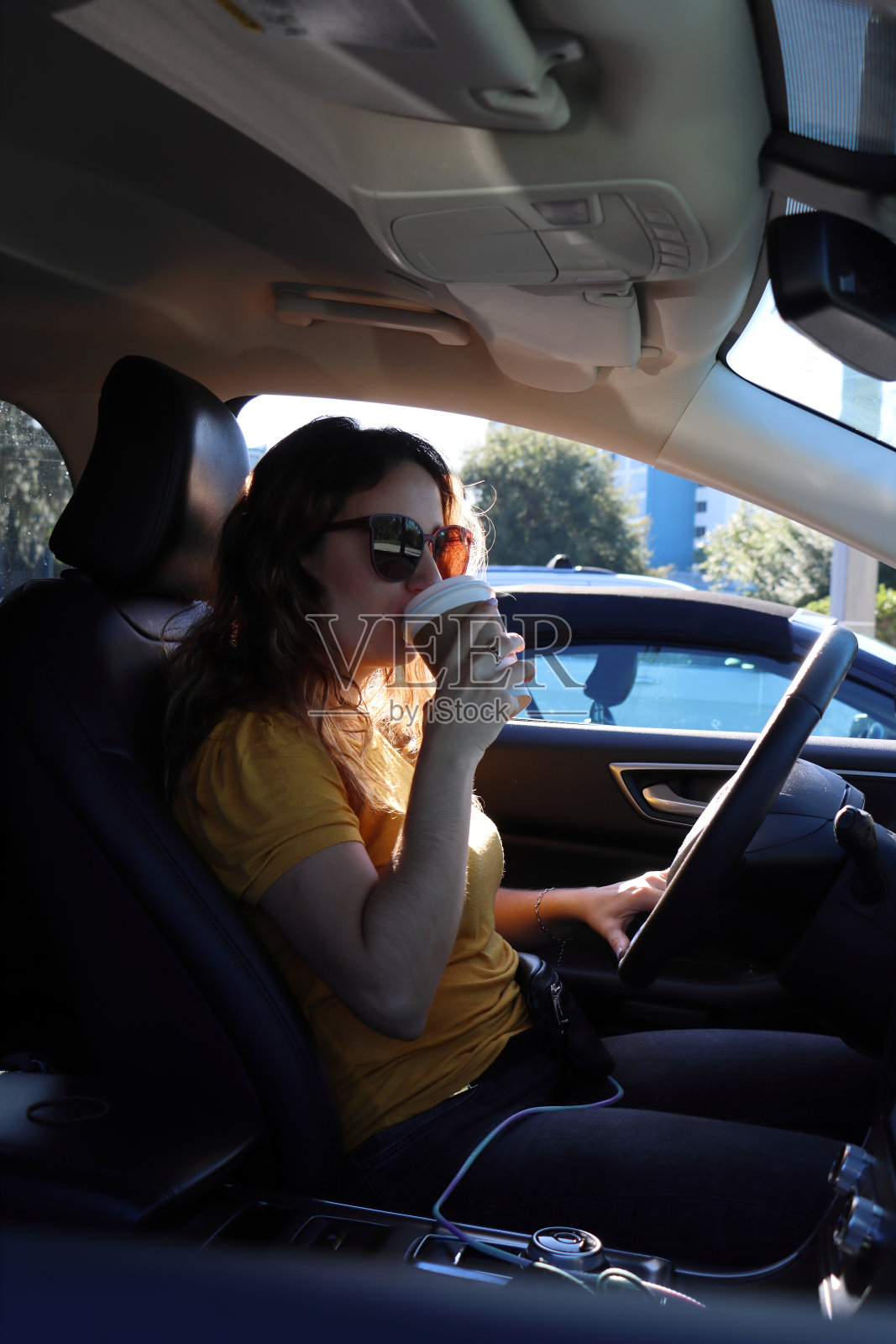 女司机在喝咖啡休息照片摄影图片