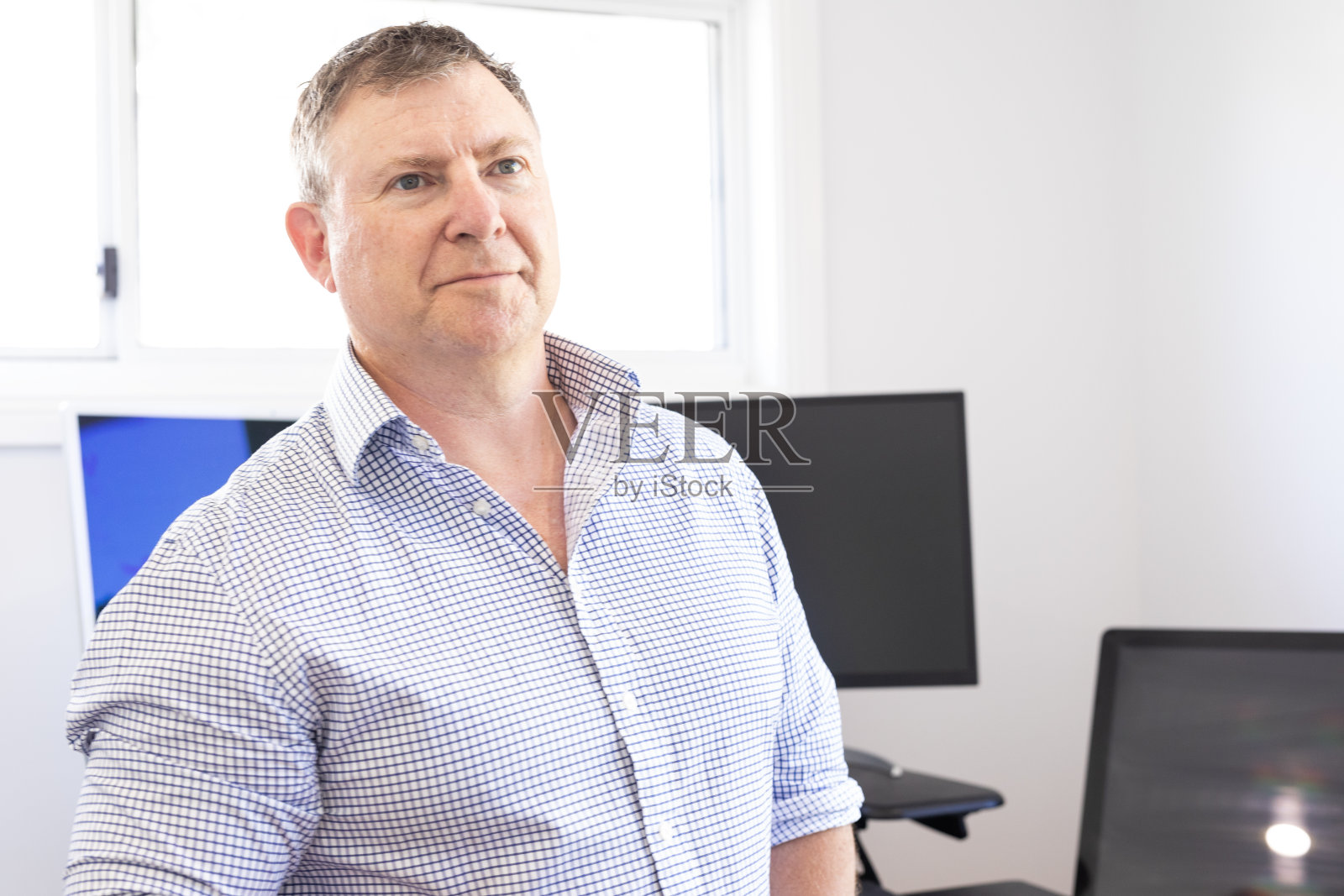 一个在办公室工作的商人的肖像照片摄影图片