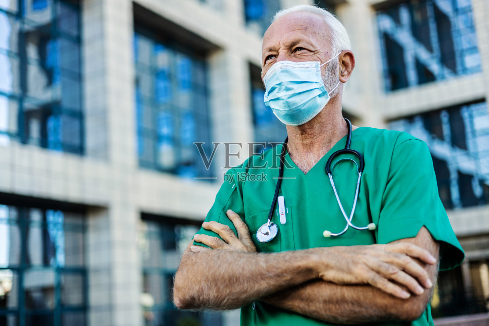 医疗信托、保险和医院服务创新的新冠肺炎、口罩和成熟男医生肖像。医务人员合规性、诊所安全政策和冠状病毒风险管理。照片摄影图片