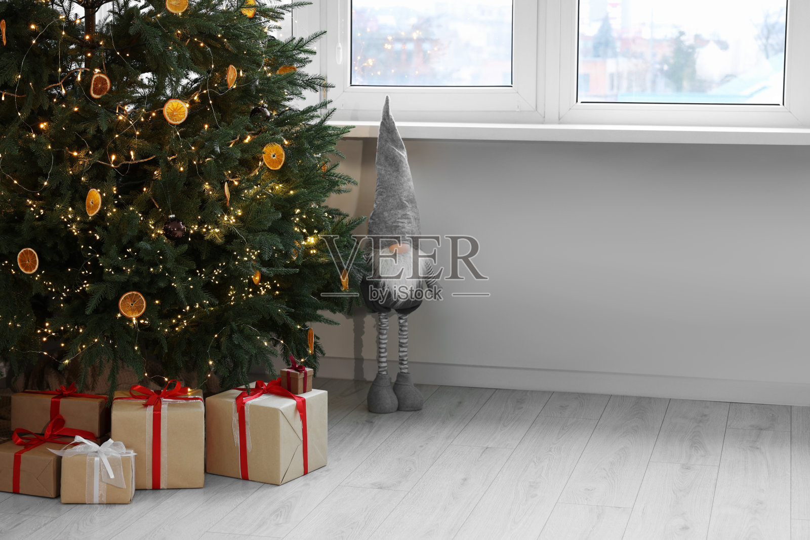 许多不同的礼品盒在房间的圣诞树下，空间的文字照片摄影图片