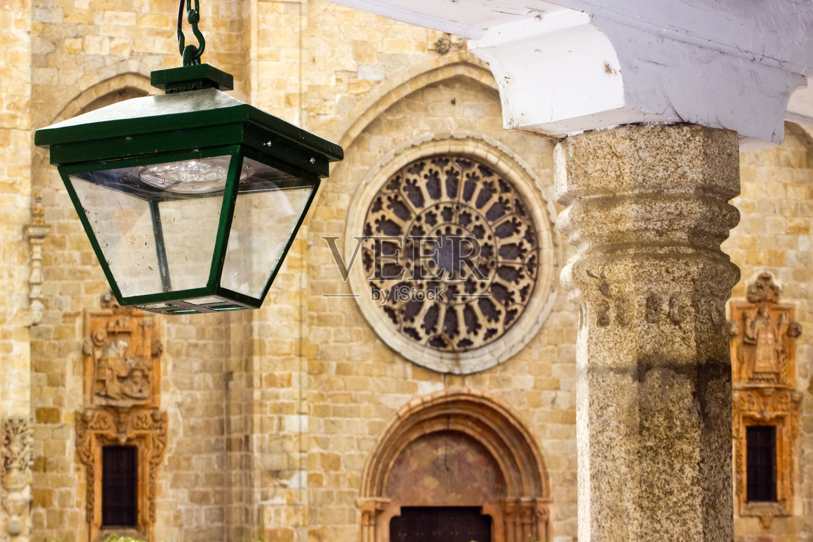 西班牙加利西亚Mondoñedo大教堂外立面的玫瑰窗和前门。照片摄影图片