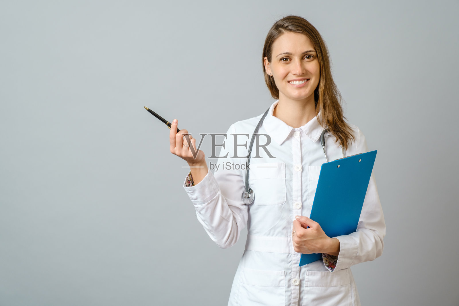 年轻英俊的女医生指指点点照片摄影图片