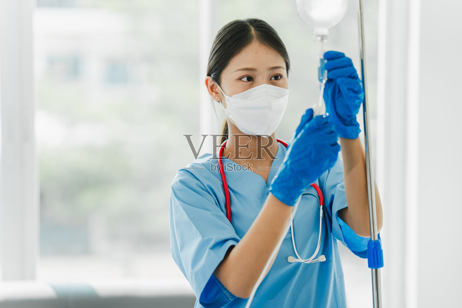 女医生在实验室给病人注射生理盐水照片摄影图片