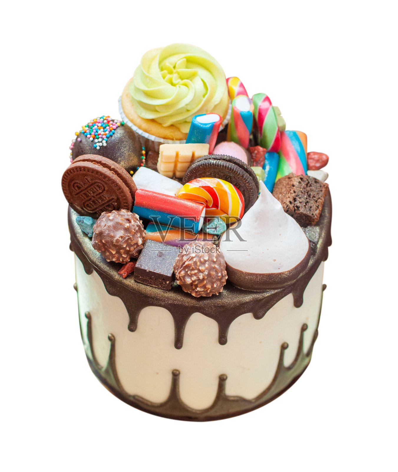 现代美丽的蛋糕，巧克力从下到上。装饰着五颜六色的糖果，纸杯蛋糕，饼干和太妃糖，png，孤立照片摄影图片