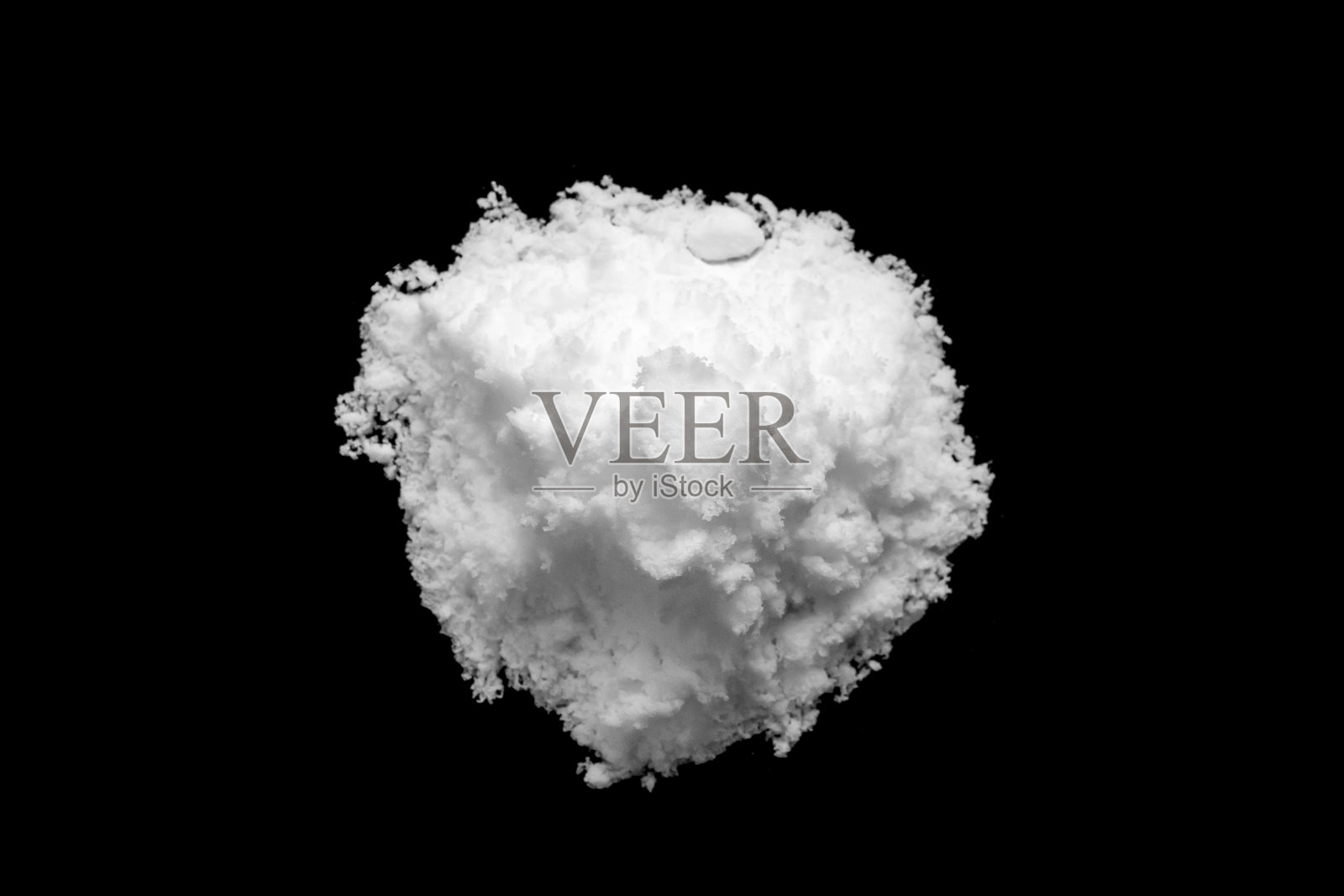 白色的雪孤立在黑色的背景上照片摄影图片