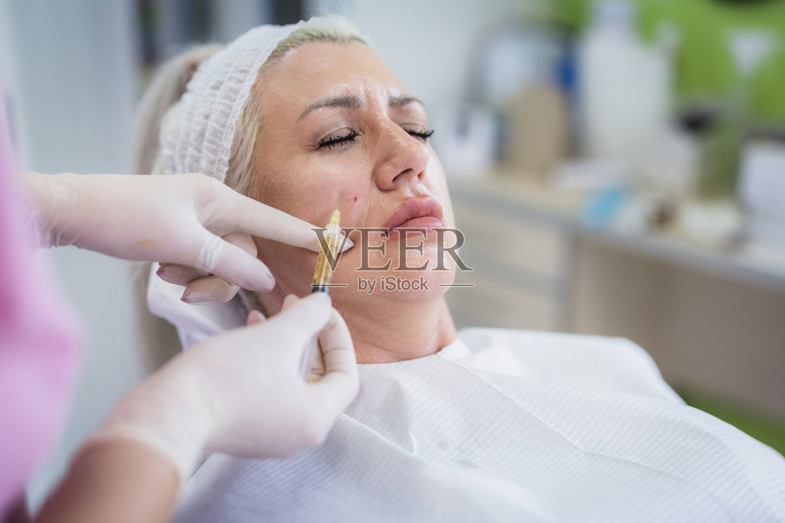 正在接受PRP治疗的妇女照片摄影图片