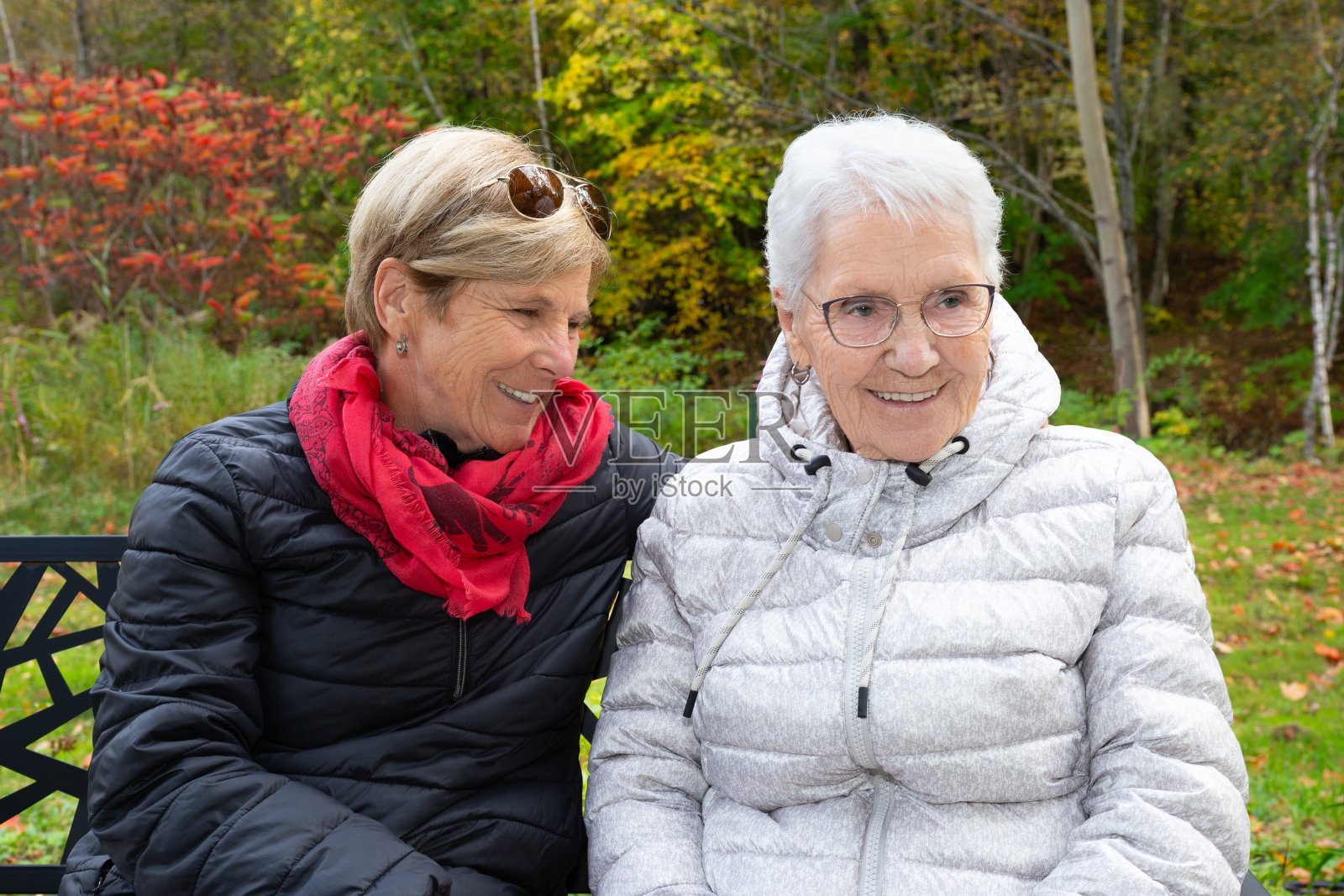 两个女人串通一气照片摄影图片