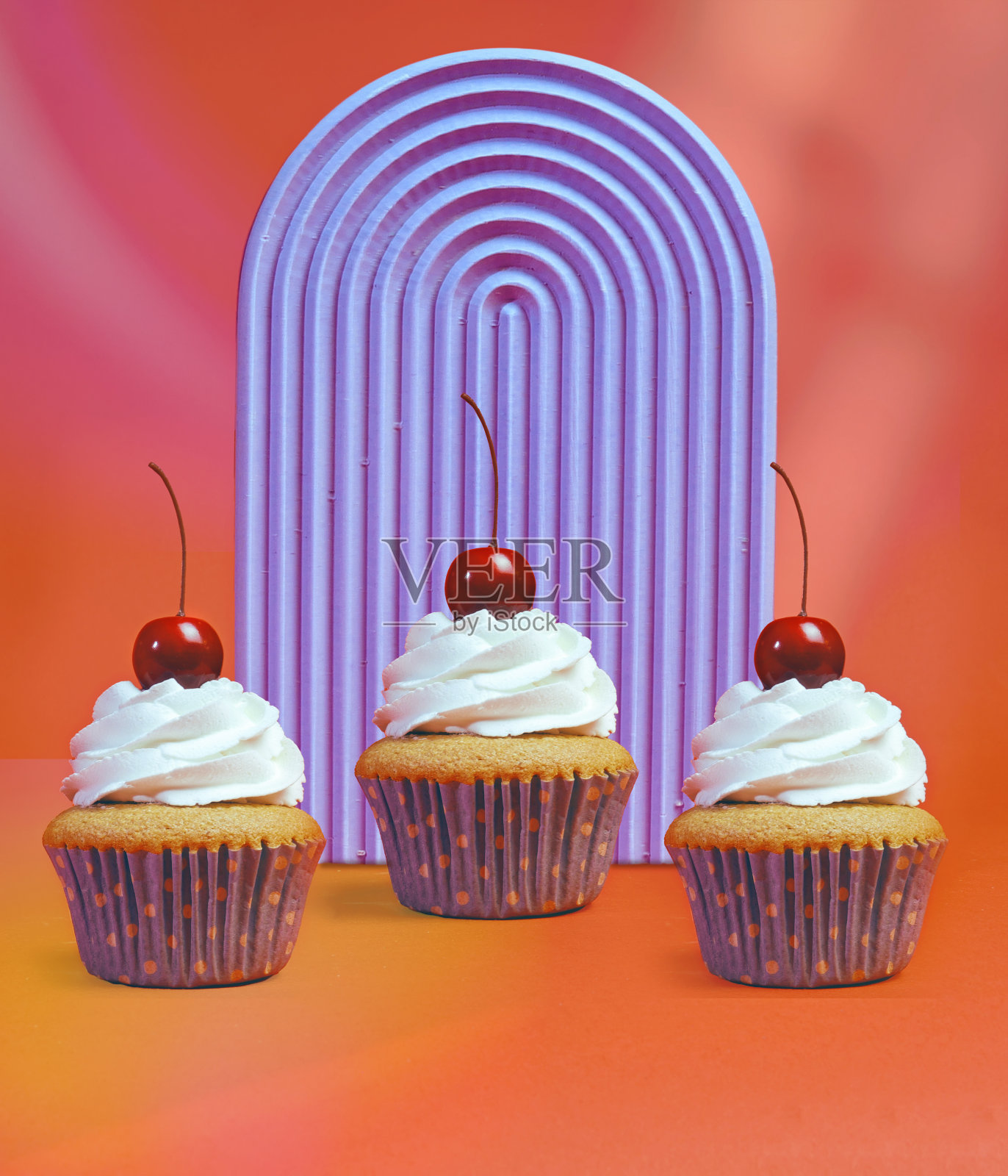 樱桃顶香草纸杯蛋糕前装饰艺术风格紫色拱门-理想的面包店海报设计照片摄影图片