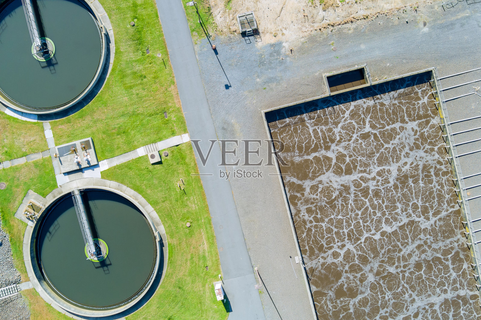 城市污水曝气及工业循环水净化厂。照片摄影图片