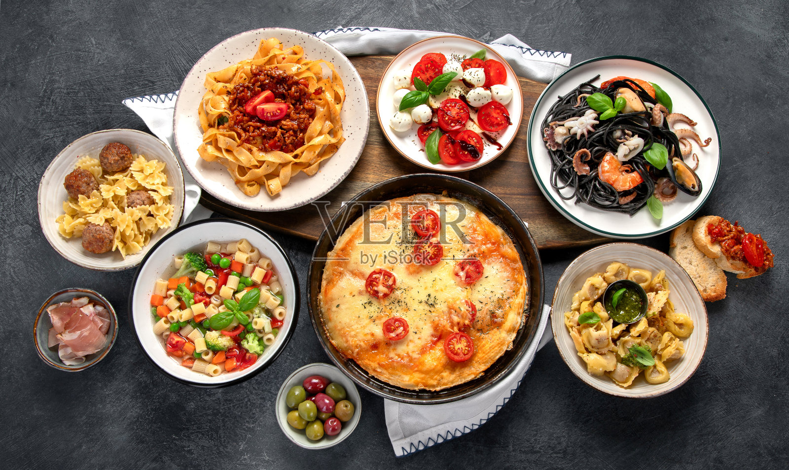 深色背景的意大利菜。传统的饮食观念。照片摄影图片
