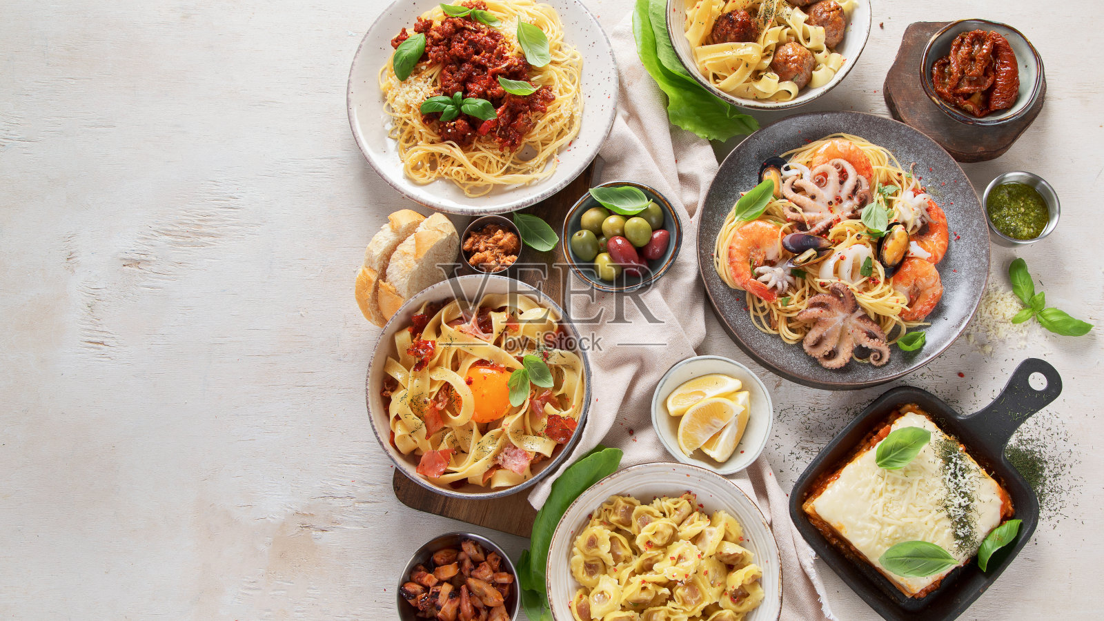 清淡的意大利面食。传统的饮食观念。照片摄影图片