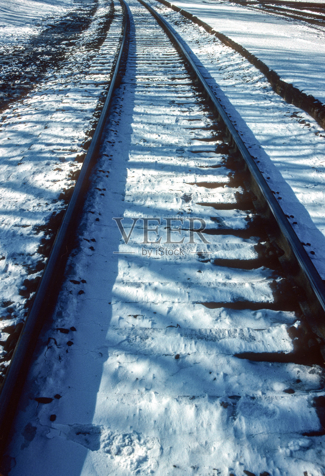 火车-轨道和雪和阴影- 2005照片摄影图片