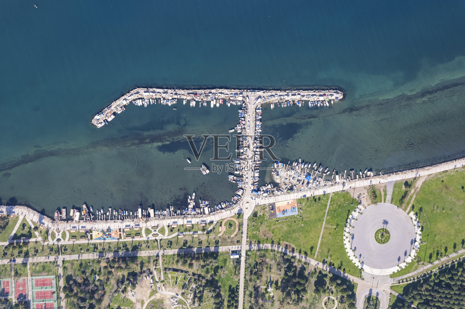 壮观的鸟瞰图，一群大火烈鸟飞过伊兹密尔，土耳其照片摄影图片