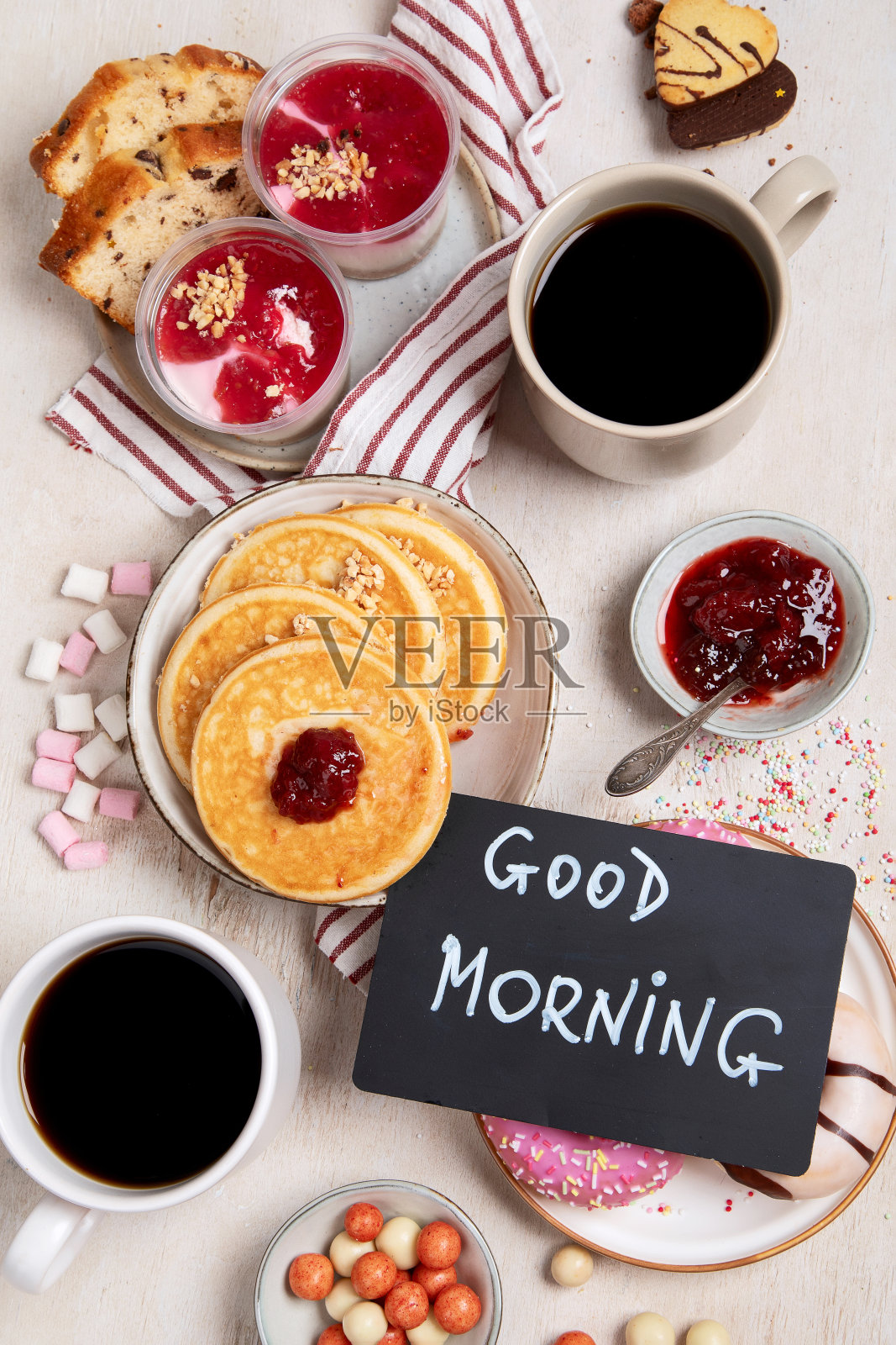 美味的美式甜点桌配咖啡。照片摄影图片